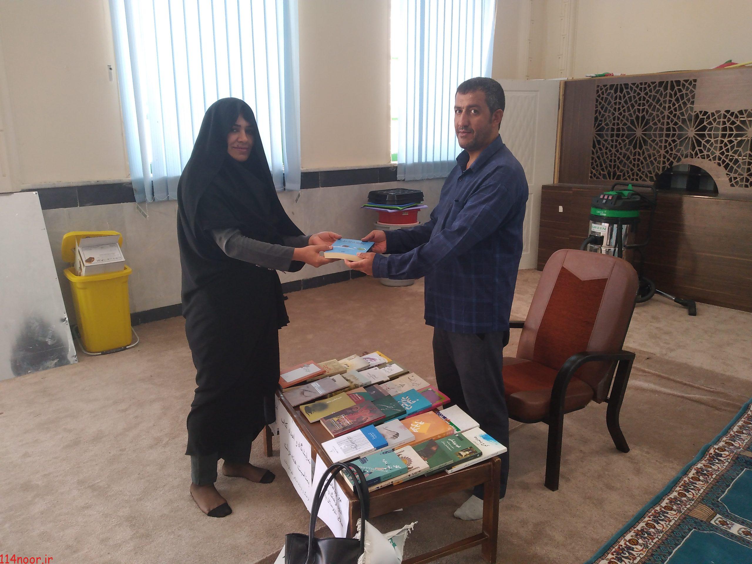اهداء کتاب رایگان به مناسبت هفته دولت در باشت اهداء کتاب رایگان به مناسبت هفته دولت در باشت