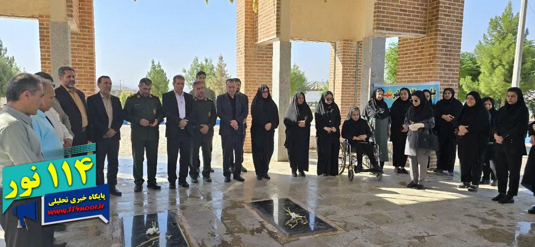 غبار روبی و عطر افشانی گلزار شهدا گمنام باشت به مناسبت گرامیداشت هفته بهزیستی