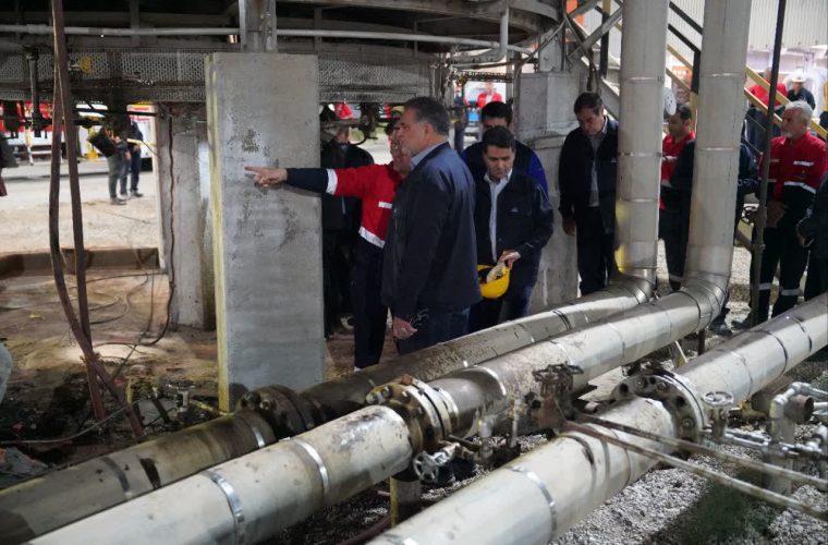 در اقدامی جهادی به همت کارکنان شرکت بهره برداری نفت و گاز گچساران صورت گرفت؛ از جلوگیری از استمرار کاهش روزانه ۵۰ هزار بشکه نفت تا تقدیر مدیرعامل شرکت ملی مناطق نفتخیز جنوب در اقدامی جهادی به همت کارکنان شرکت بهره برداری نفت و گاز گچساران صورت گرفت؛ از جلوگیری از استمرار کاهش روزانه ۵۰ هزار بشکه نفت تا تقدیر مدیرعامل شرکت ملی مناطق نفتخیز جنوب