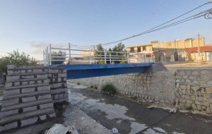 پل بین دو محله محلاتی و خندق جایگذاری شد پل بین دو محله محلاتی و خندق جایگذاری شد