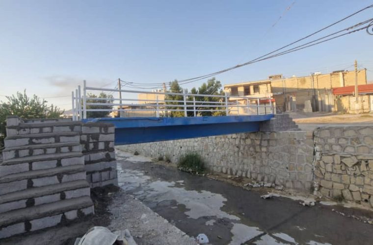 پل بین دو محله محلاتی و خندق جایگذاری شد پل بین دو محله محلاتی و خندق جایگذاری شد