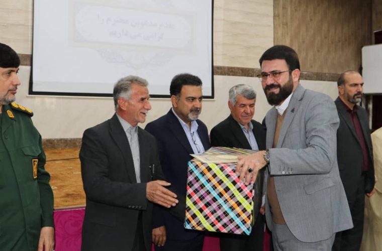 طی مراسمی به مناسبت میلاد امام حسین(ع) و روز پاسدار صورت گرفت: تجلیل از عوامل مهار آتشسوزی مسیر خطوط دشت بلوط نفت گچساران طی مراسمی به مناسبت میلاد امام حسین(ع) و روز پاسدار صورت گرفت: تجلیل از عوامل مهار آتشسوزی مسیر خطوط دشت بلوط نفت گچساران