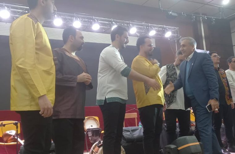 تقدیر مدیرعامل نفت گچساران از گروه موسیقی سماعیان در جشن بزرگ دهه فجر تقدیر مدیرعامل نفت گچساران از گروه موسیقی سماعیان در جشن بزرگ دهه فجر