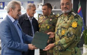 تجلیل فرمانده تیپ ۳۷ زرهی شیراز از مدیر عامل و جمعی از مدیران شرکت نفت و گاز گچساران