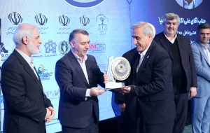 درخشش گچساران در پایتخت؛ دکتر علی‌اکبر حافظی‌نیا تندیس زرین مدیر سال ۱۴۰۴ را دریافت کرد