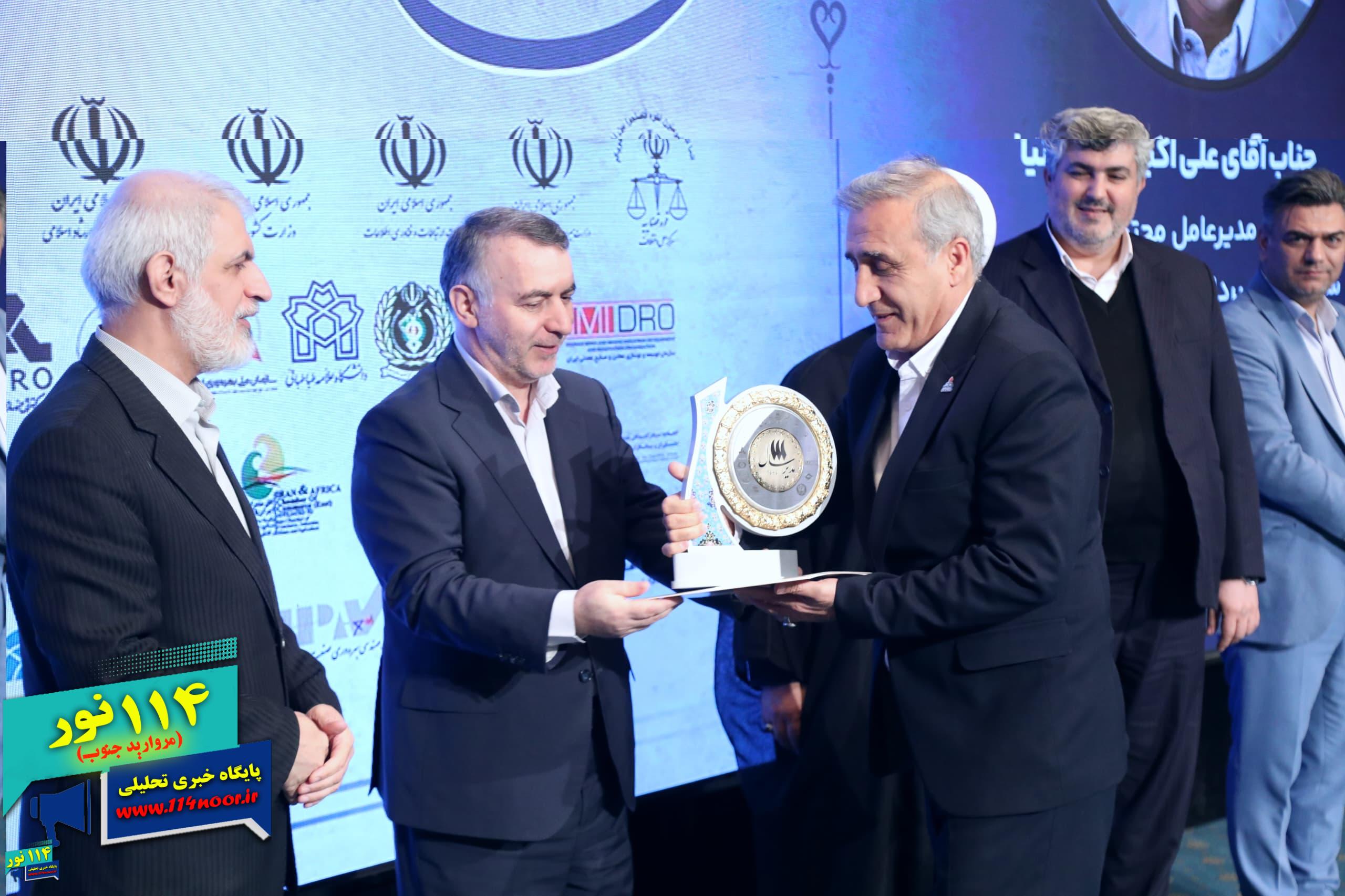 درخشش گچساران در پایتخت؛ دکتر علی‌اکبر حافظی‌نیا تندیس زرین مدیر سال ۱۴۰۴ را دریافت کرد